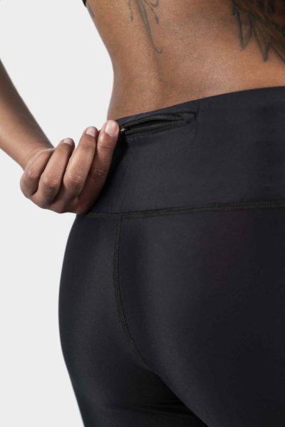 gayaskin zoom sur poche zippee ouverte sur le legging skin