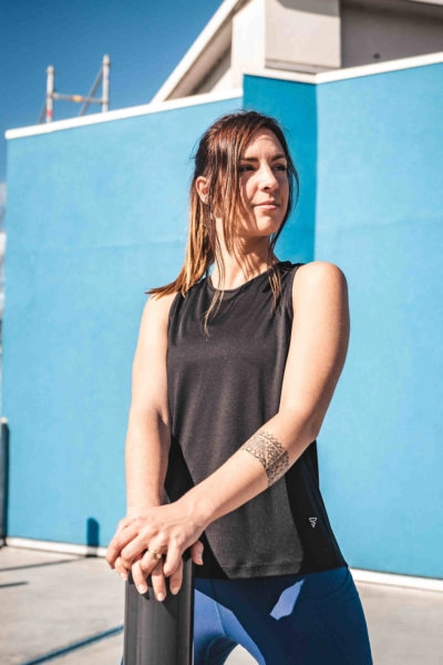 5 Debardeur gayaskin noir face pose avec tapis yoga